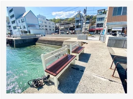 写真:海辺にベンチが写っています